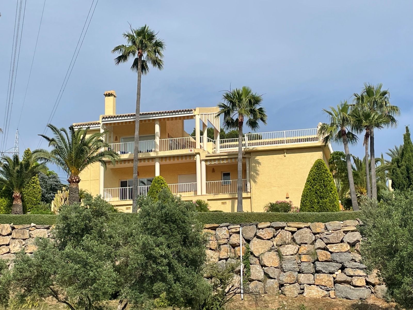Villa rénovée à proximité du parcours de golf à Altea la Vella avec vue sur la mer et appartement pour les invités.