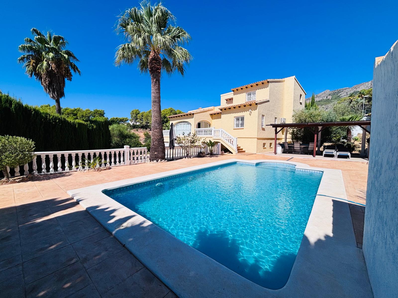 R1052 - Bred villa med gjesteleilighet i Altea la Vella.