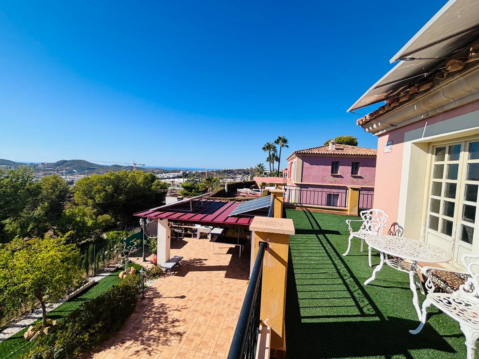Magnifique villa méditerranéenne avec vue sur la mer et la montagne à Finestrat.