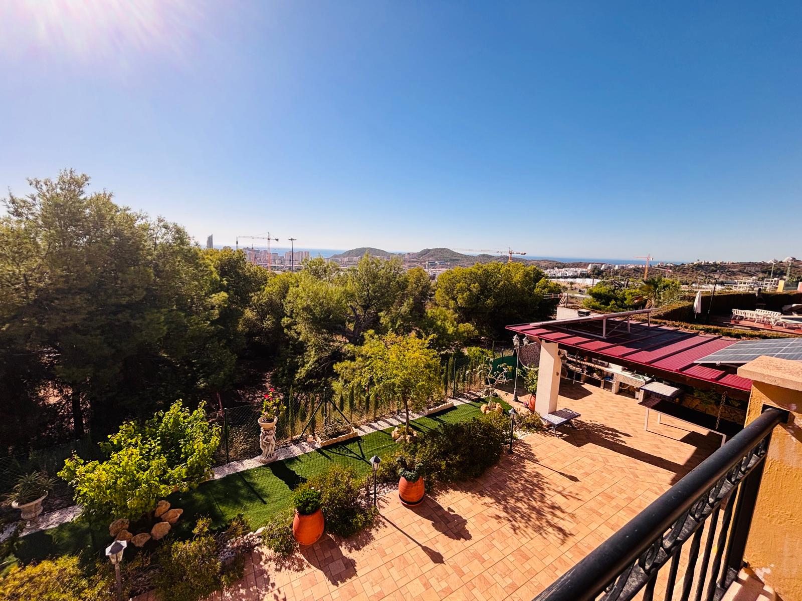 Magnifique villa méditerranéenne avec vue sur la mer et la montagne à Finestrat.