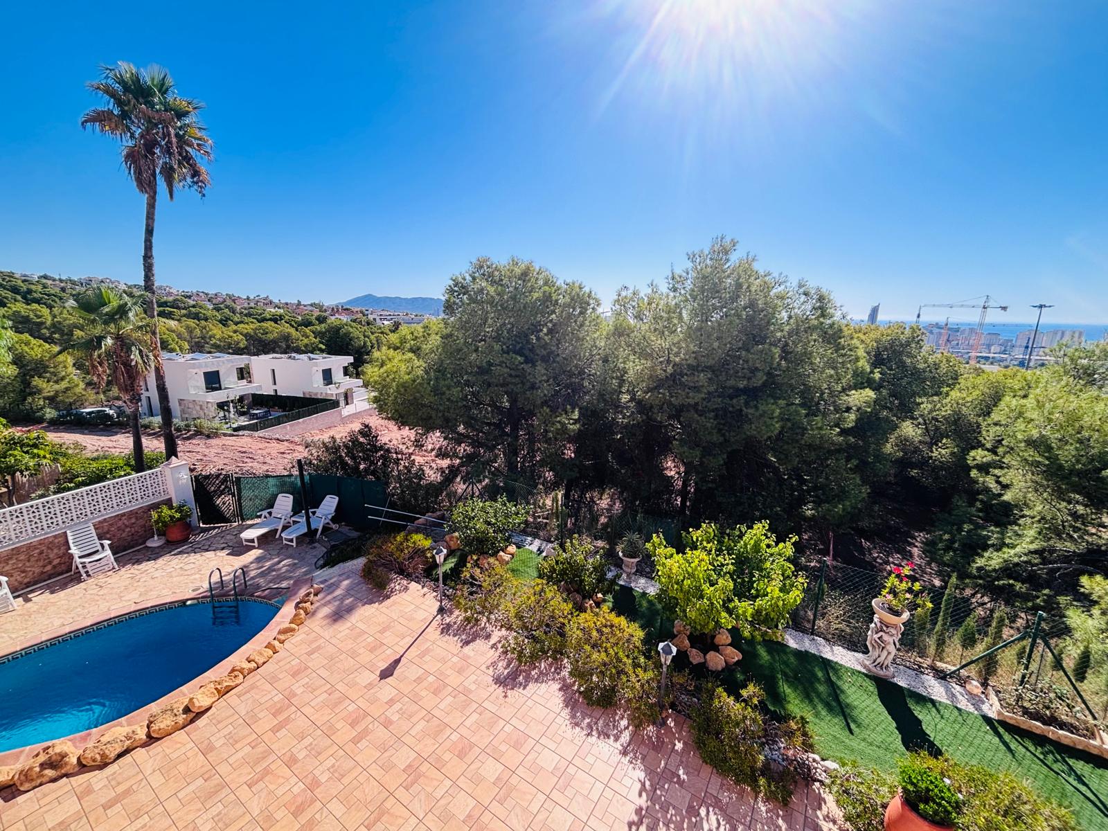 Magnifique villa méditerranéenne avec vue sur la mer et la montagne à Finestrat.
