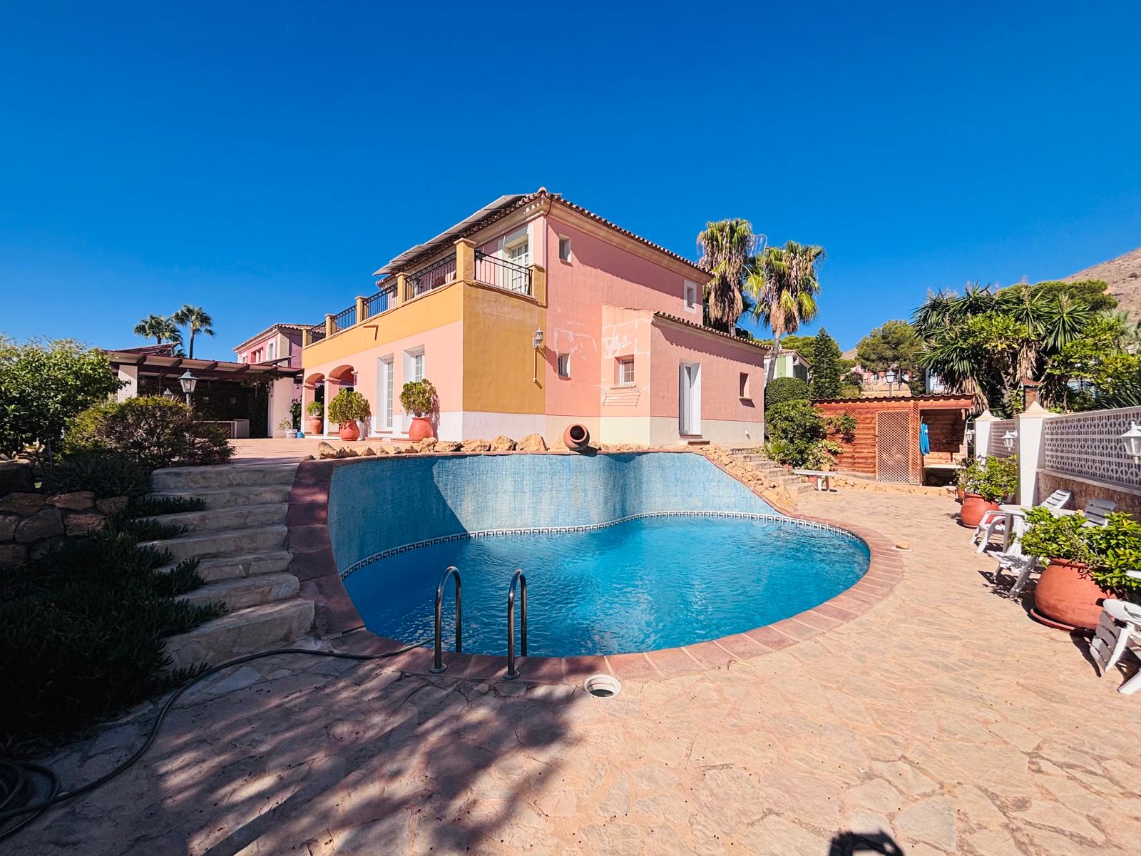 R1057 - Magnífica villa mediterránea con vistas al mar y a la montaña Finestrat
