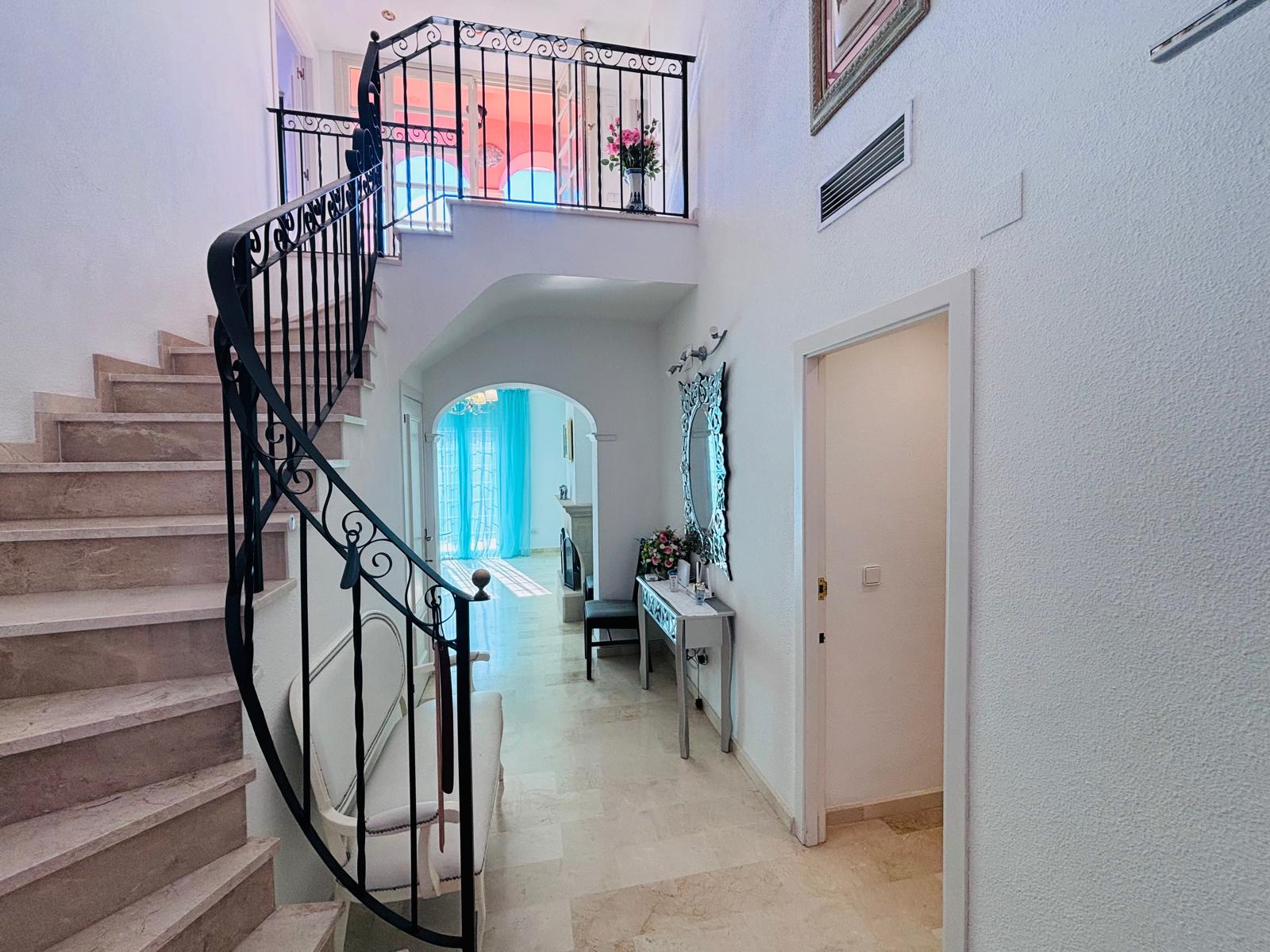 Magnifique villa méditerranéenne avec vue sur la mer et la montagne à Finestrat.