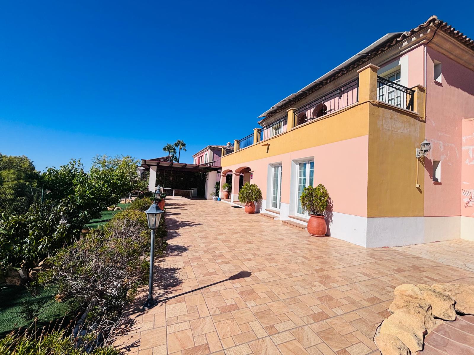 Magnifique villa méditerranéenne avec vue sur la mer et la montagne à Finestrat.