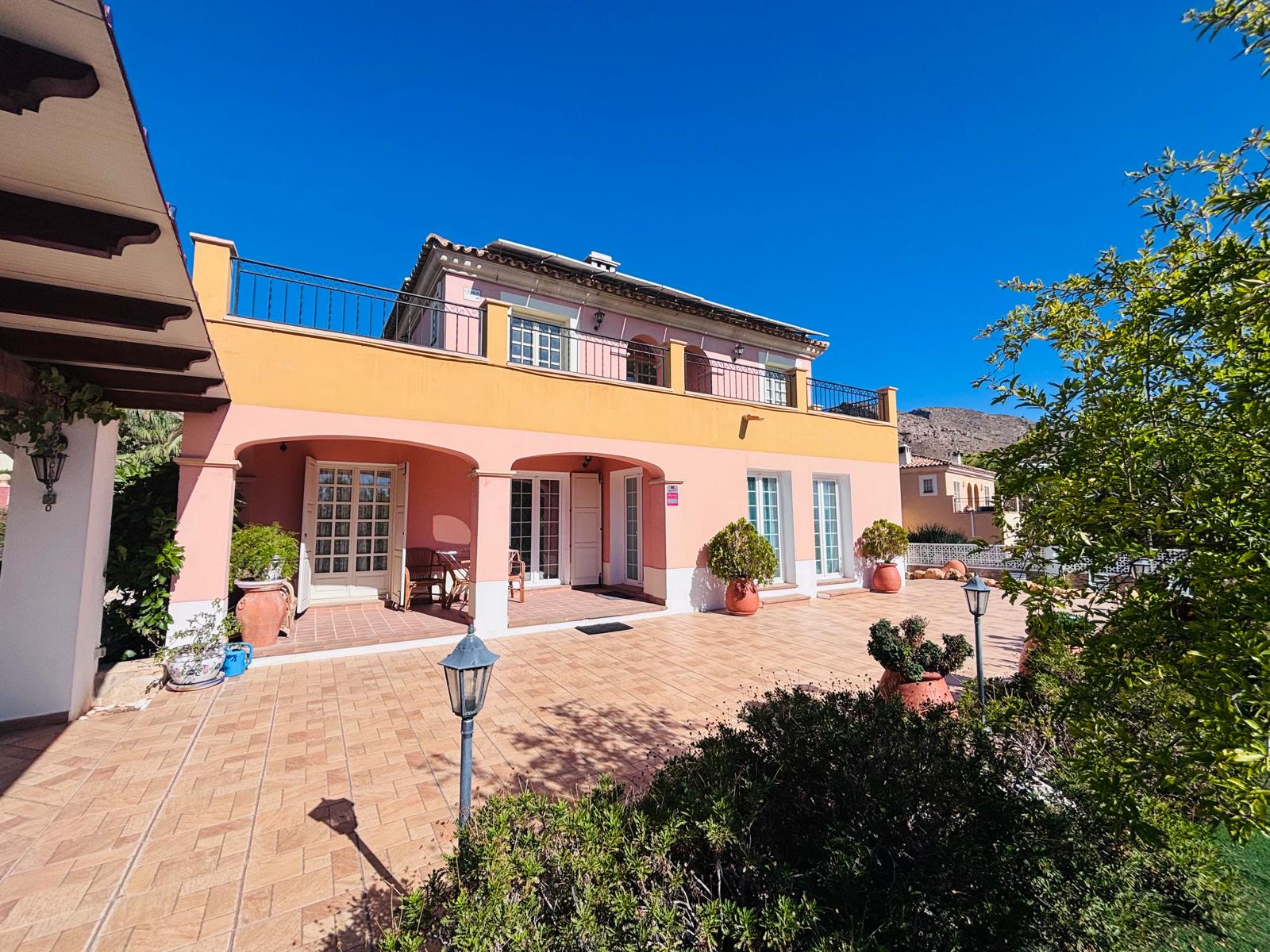 Magnifique villa méditerranéenne avec vue sur la mer et la montagne à Finestrat.