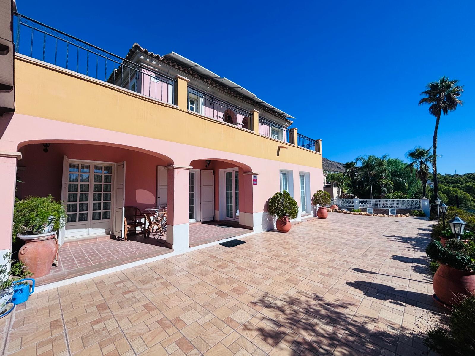 Magnifique villa méditerranéenne avec vue sur la mer et la montagne à Finestrat.