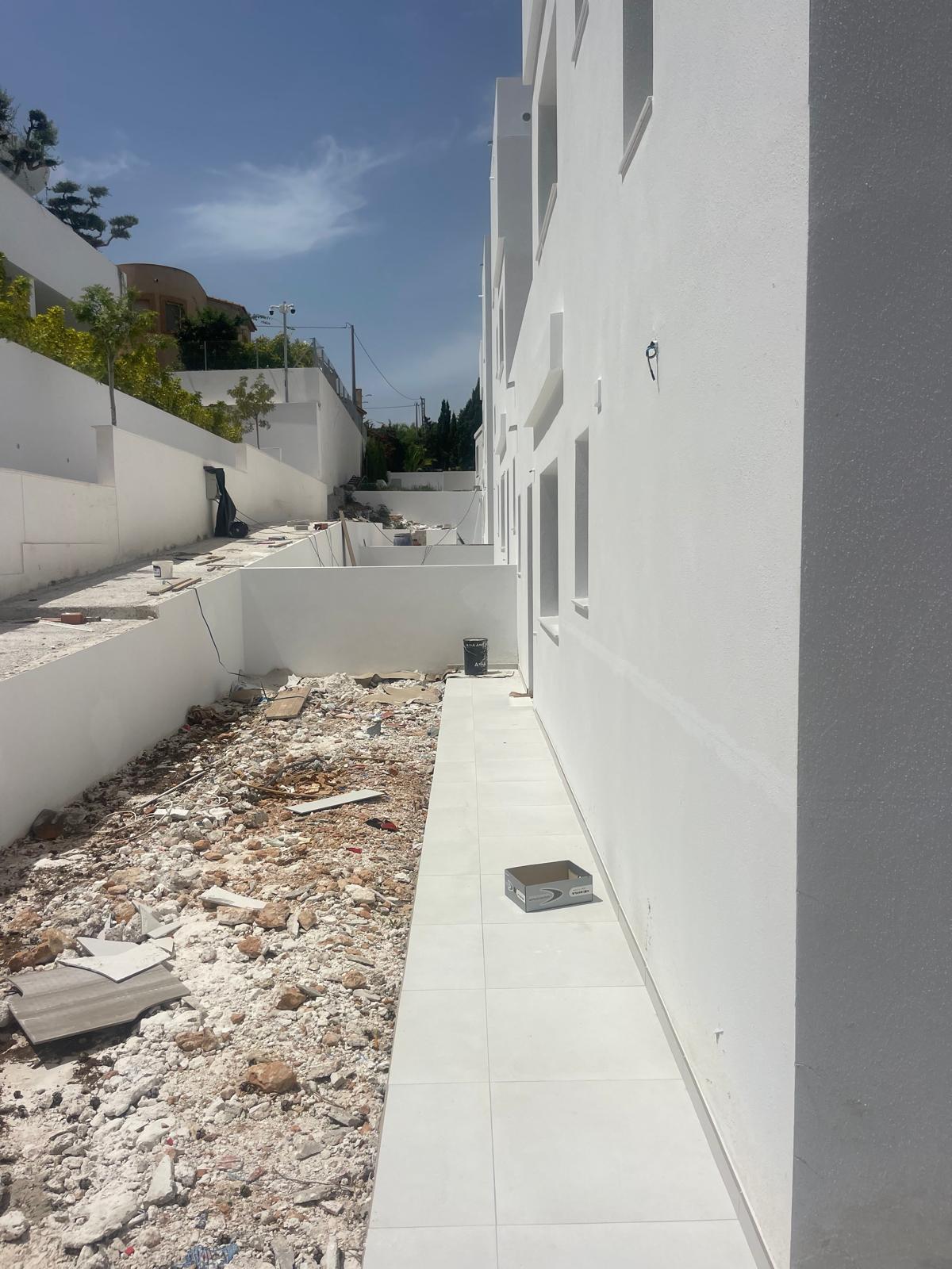 Nieuwbouwvilla met panoramisch uitzicht op zee en bergen, vlakbij het strand van Albir.